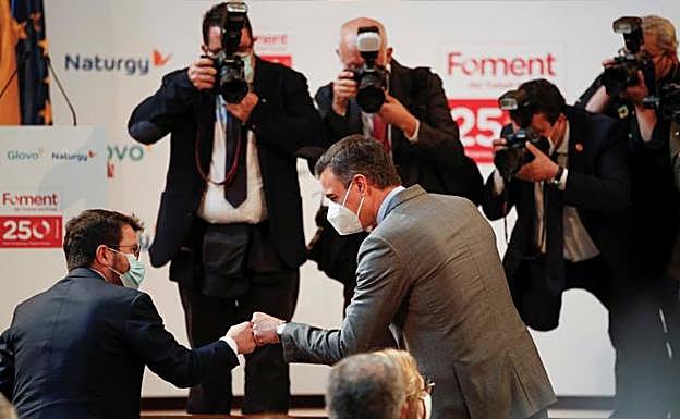 Pere Aragonés y Pedro Sánchez se saluda en un acto en Barcelona esta semana.