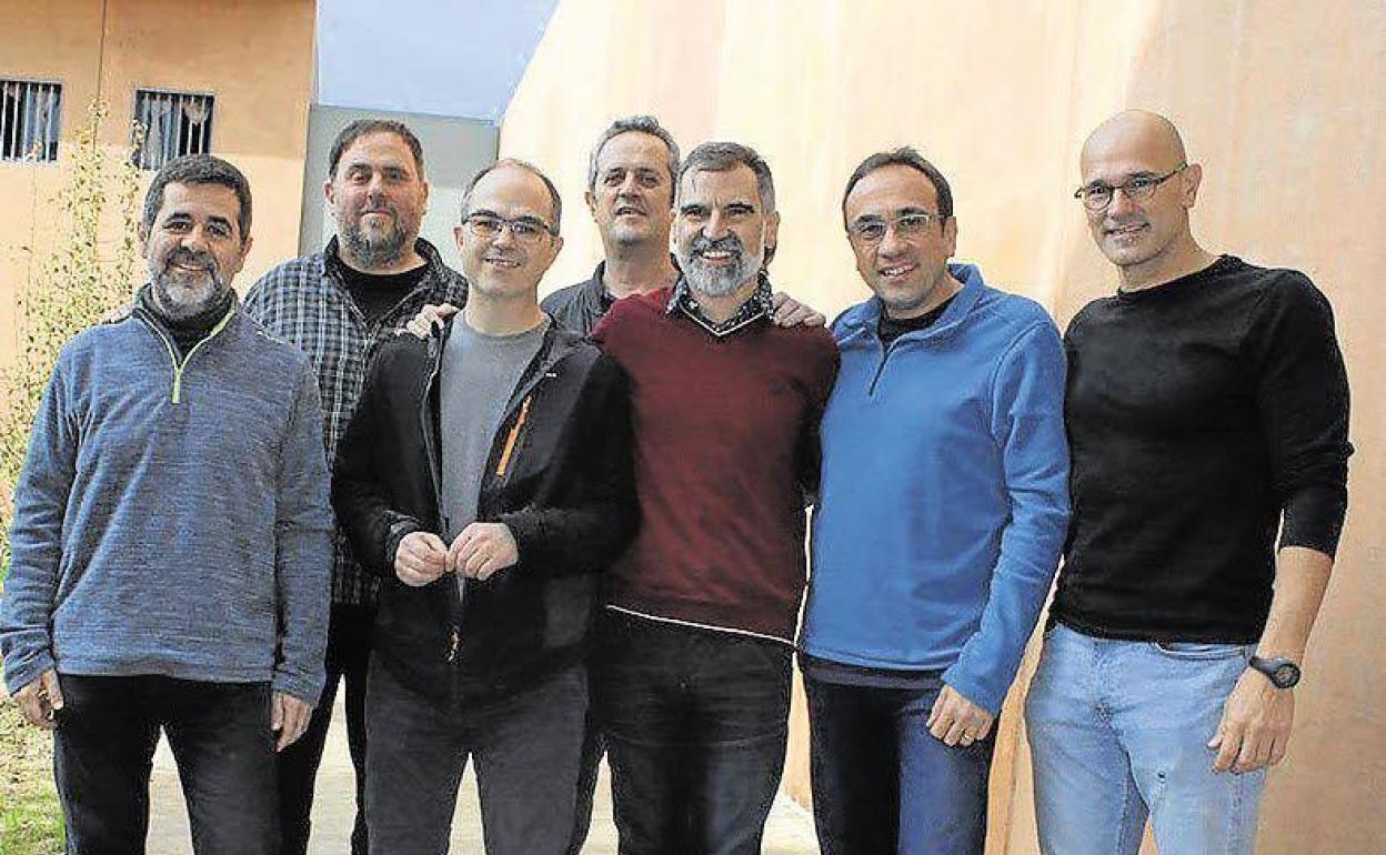 Los siete presos recluidos en Lledoners posan en el patio en febrero de 2019.