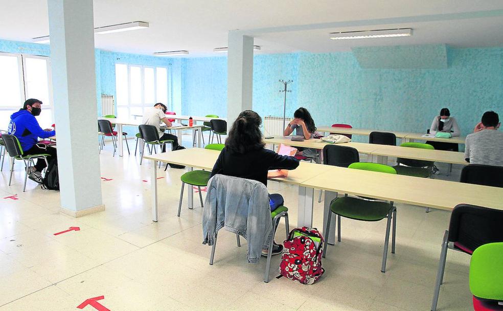 Estudiantes durante una jornada de trabajo en una de las salas de estudio de la capital, situada en el barrio de La Albuera. 