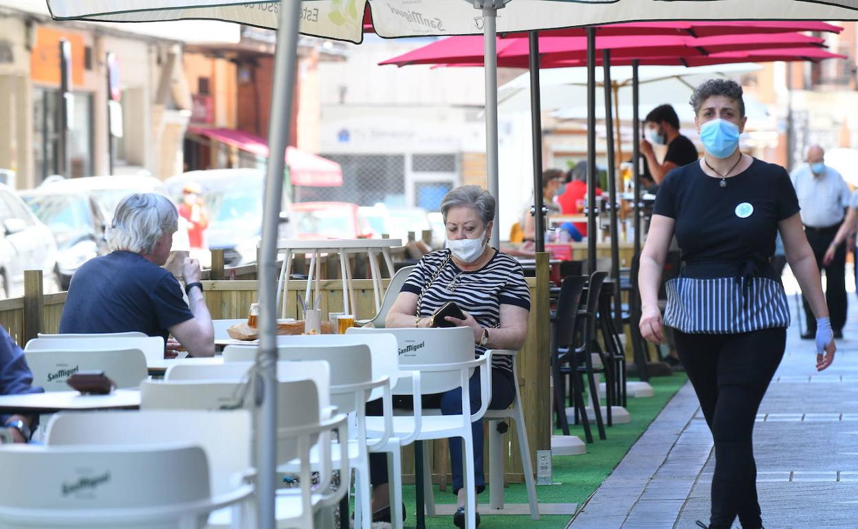 Terrazas en la calle Conde Ribadeo de Valladolid. 