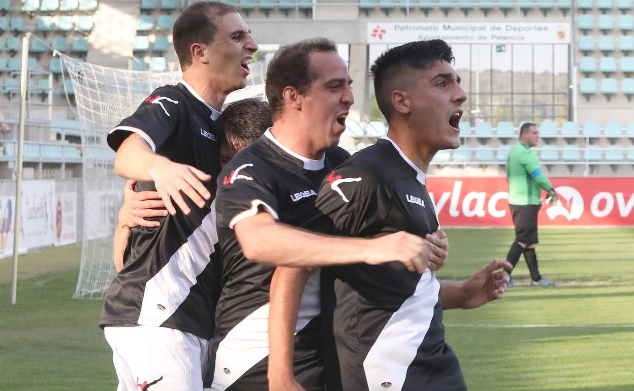 Los jugadores del Simancas celebran uno de los tantos. 