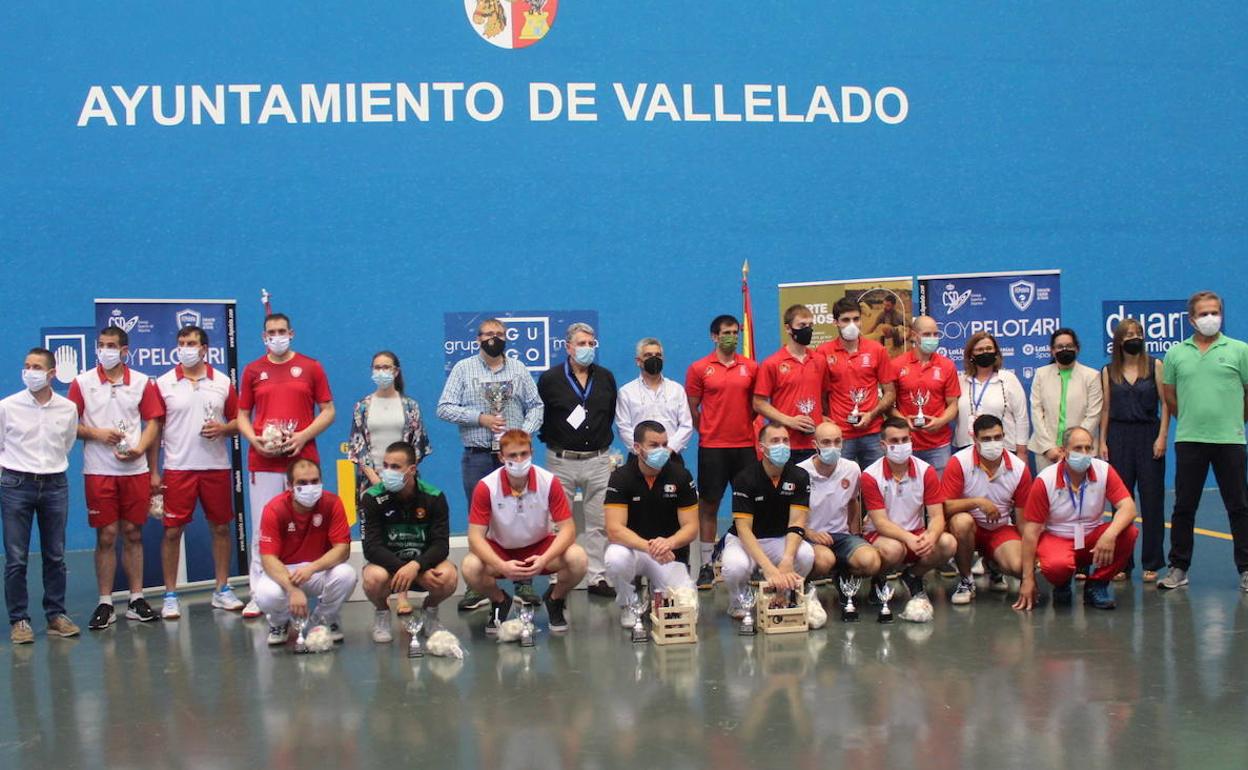 Foto de familia con los finalistas en las distintas competiciones. 