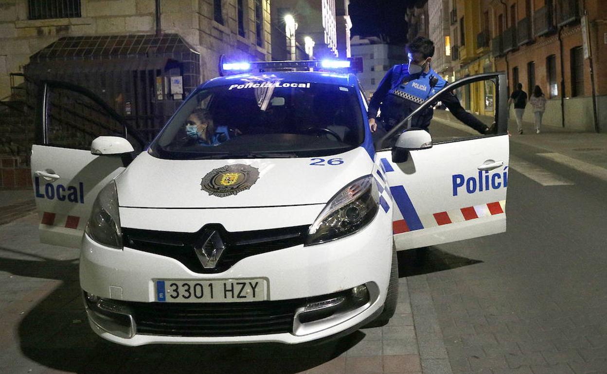 Un vecino lanza huevos a los clientes de la terraza de un bar en la calle Rizarzuela de Palencia