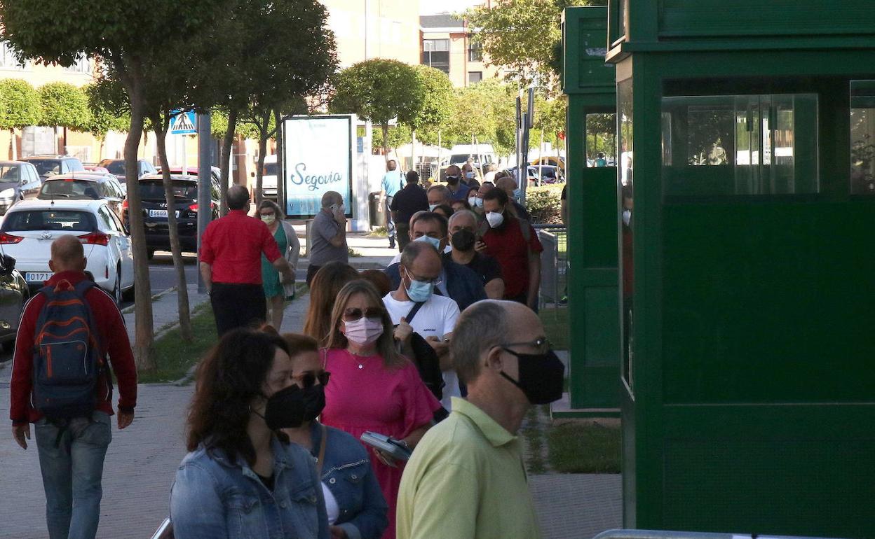 Hilera de segovianos para vacunarse contra la covid en el pabellón Pedro Delgado de la capital. 