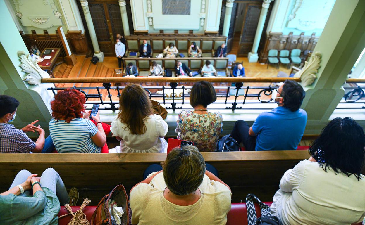 Público sigue el sesión desde las gradas del salón de plenos