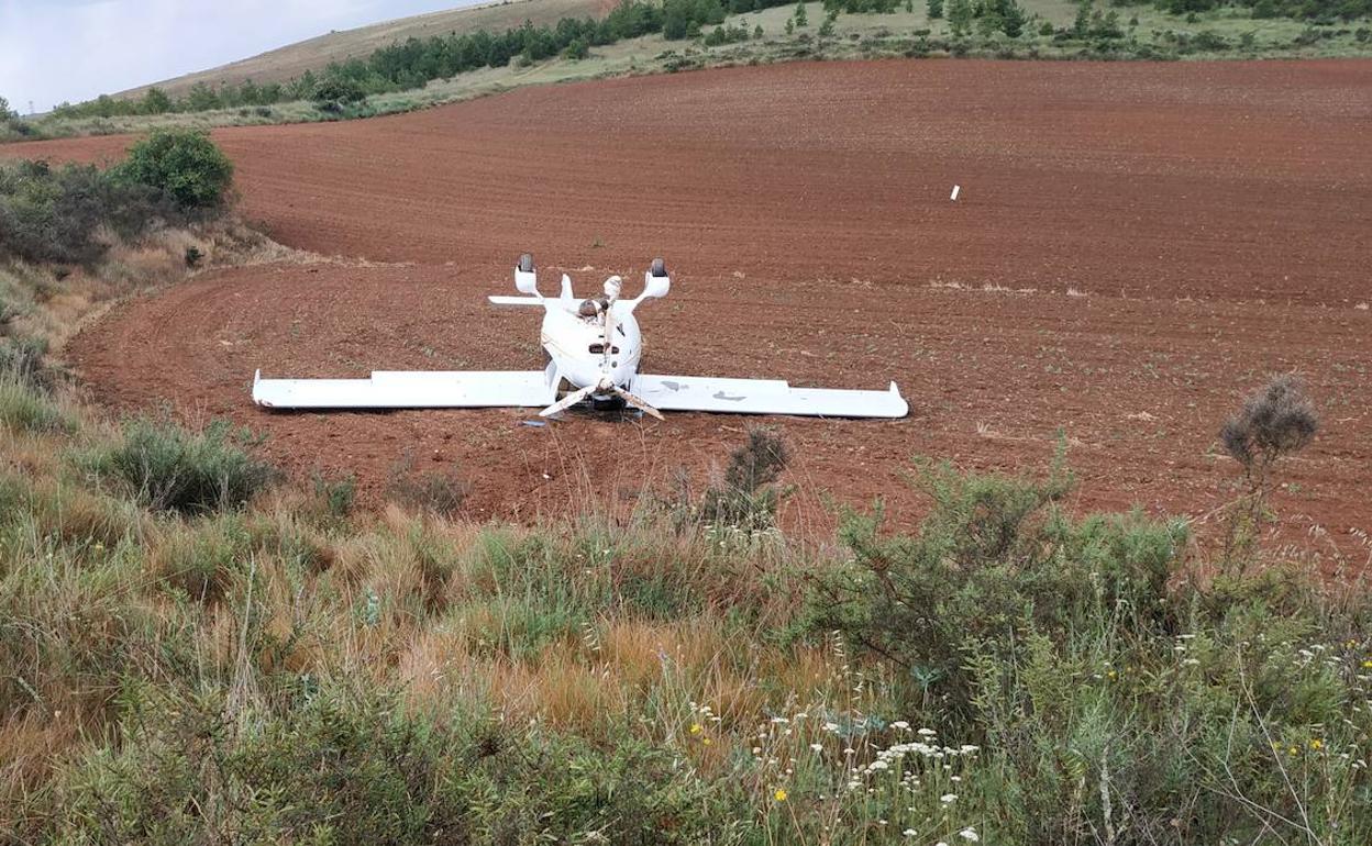 Avioneta volcada sobre unas tierras de labor en Herrera de Pisuerga. 