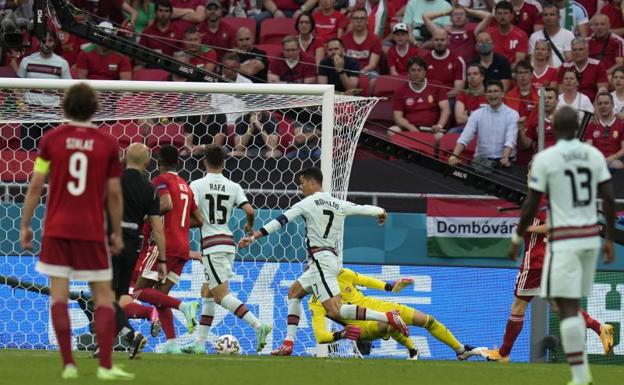 Cristiano Ronaldo, en la acción del tercer gol. 