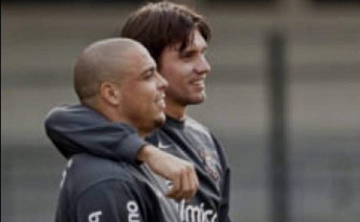 Paulo André abraza a Ronaldo Nazário durante un entrenamiento en los dos años que coincidieron en Corinthians