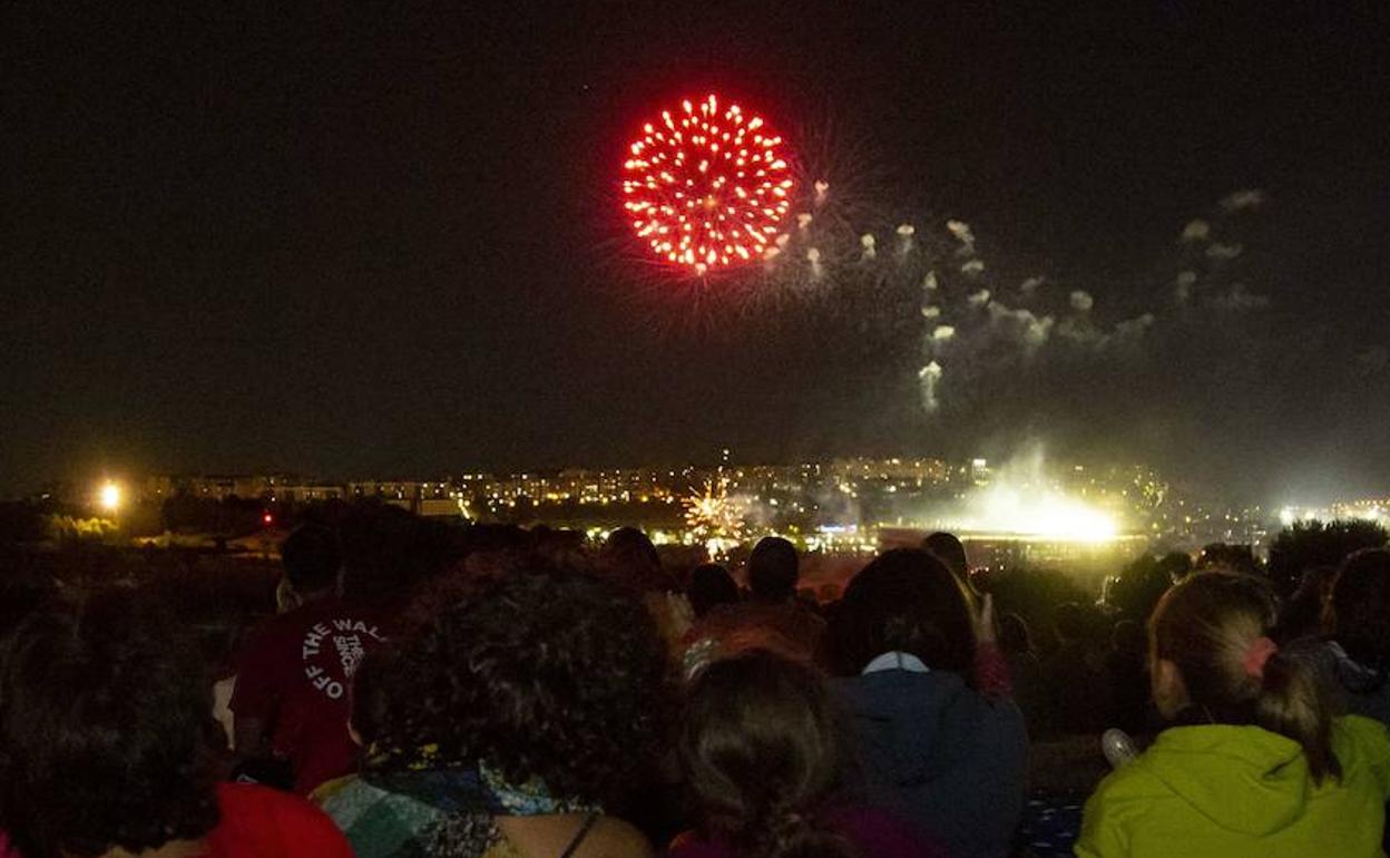 Personas disfrutando desde el parque de las Contiendas del espectáculo pirotécnico en 2019