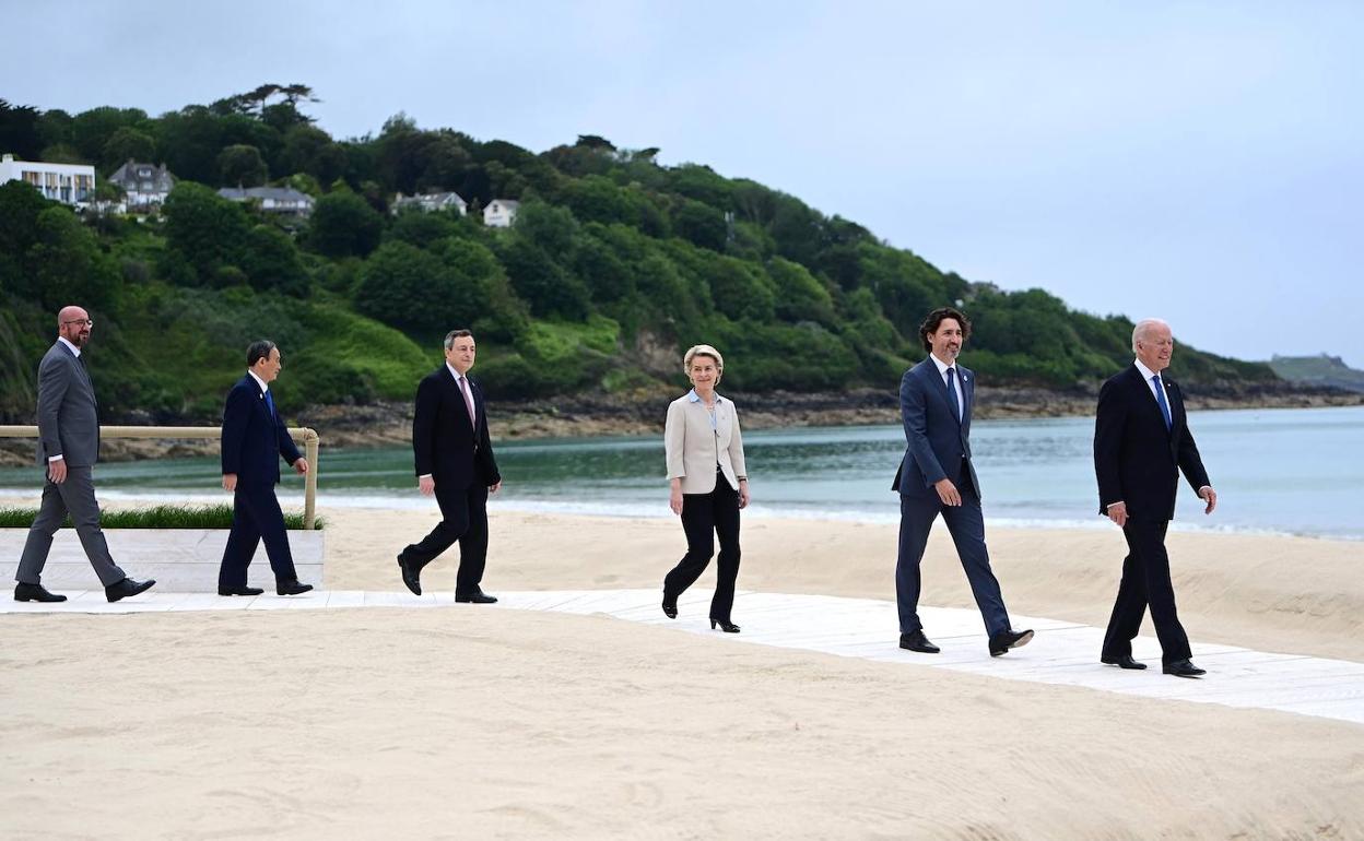 Joe Biden encabeza a los dignatarios a la foto de familia durante la Cumbre del G7 en Gran Bretaña.