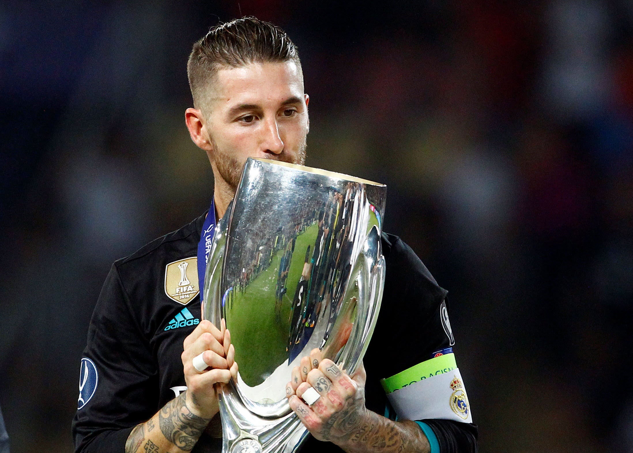 Año 2017. Sergio Ramos besa la copa tras ganar la final de la Supercopa de Europa ante el Manchester United.