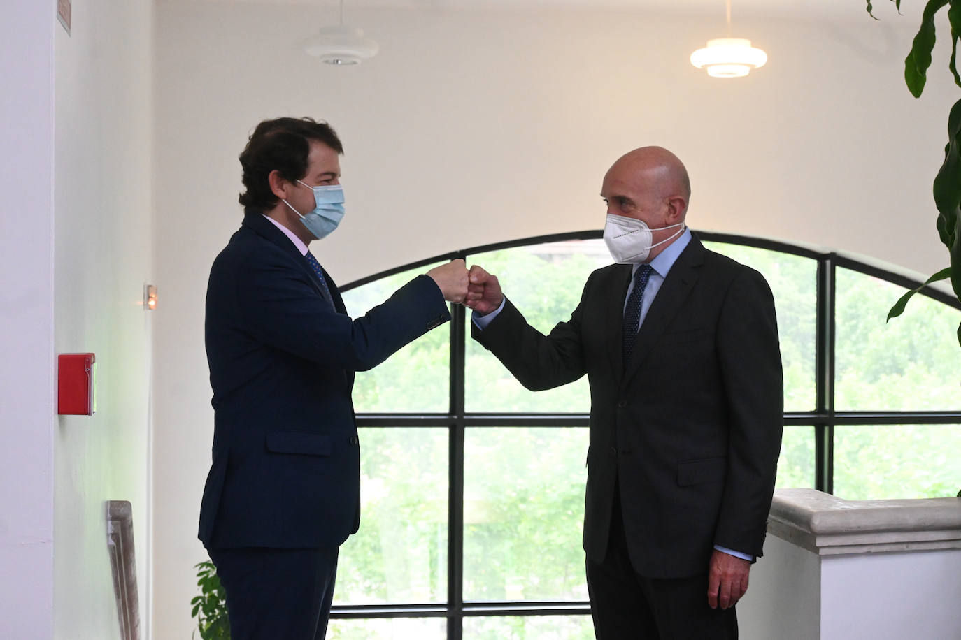 Alfonso Fernández Mañueco y Jesús Julio Carnero chocan sus puños antes de la reunión del Consejo de Gobierno de este jueves.