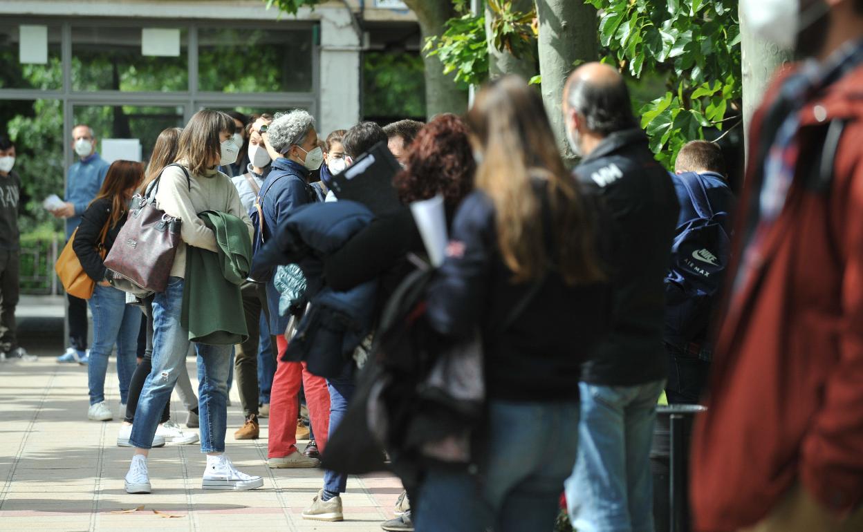 Aspirantes a plazas de arquitecto de la Junta esperan para entrar al examen el pasado 22 de mayo.