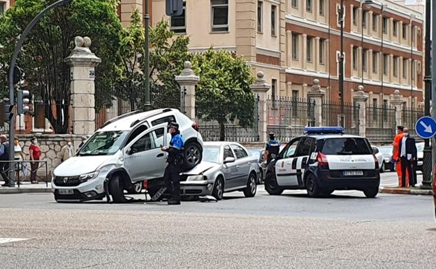 Imagen principal - Colisión por alcance en el centro de Valladolid. 