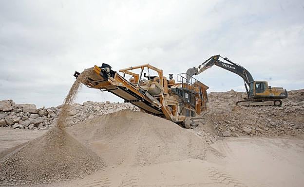 Fallece un trabajador de 23 años en una cantera de Castroquilame tras caerle una piedra