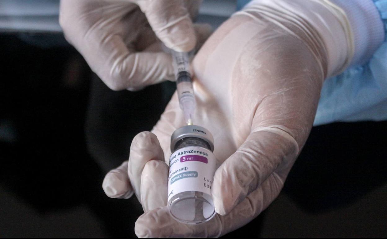 Un sanitario prepara una dosis de AstraZeneca. 