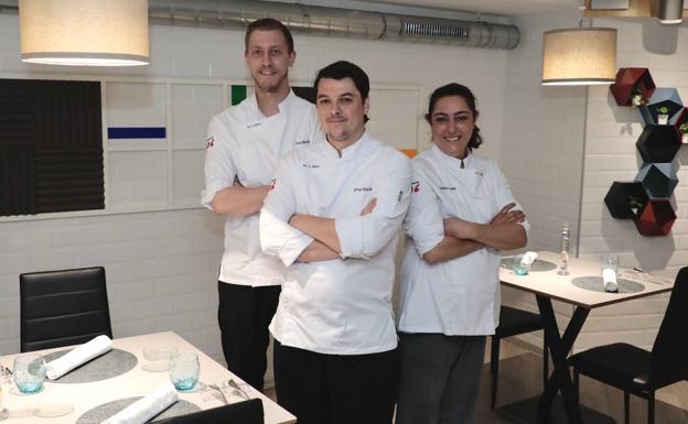 El chef Alvar Hinojal, en el centro, posa con los cocineros de su equipo Saúl Martínez y Sandra Lama. 