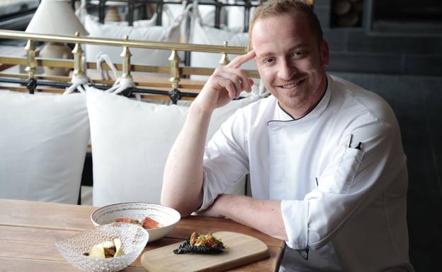 Víctor Pérez, el cocinero de La Tarara (Valladolid), posa con sus tres tan peculiares como sabrosas tapas de mejillones. 