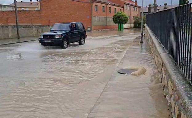 El temporal inunda una de las calles del municipio.