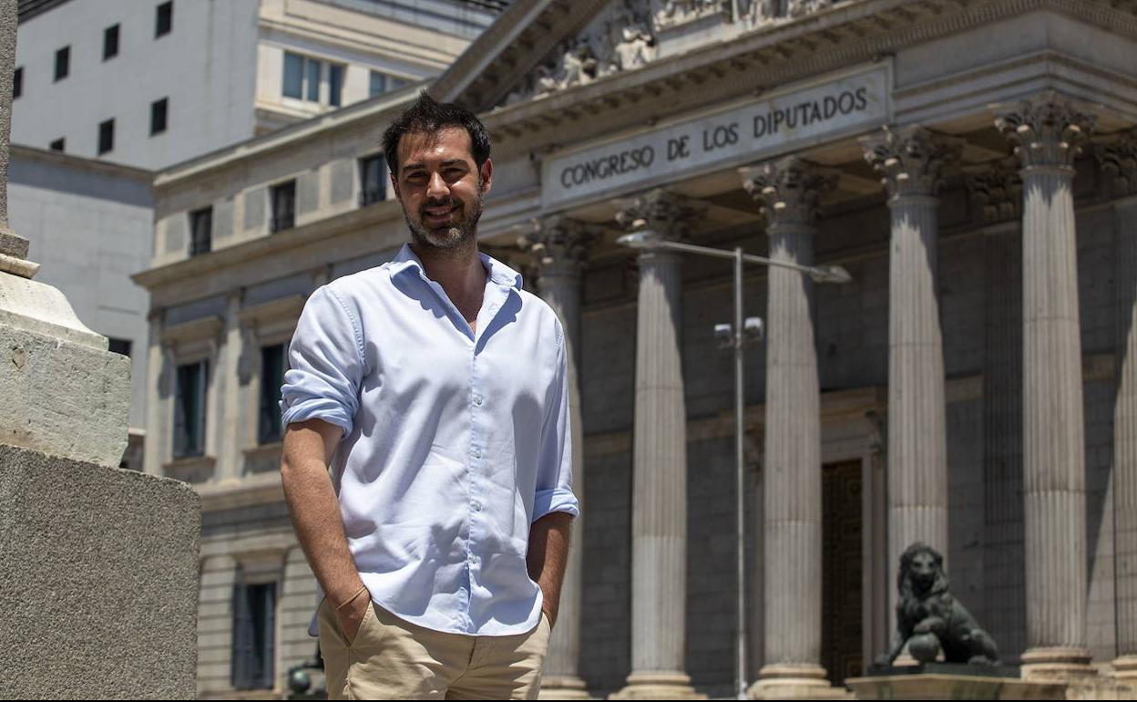 José Luis Barrera posa ante la puerta de los leones del Congreso de los Diputados, en la madrileña Carrera de San Jerónimo.