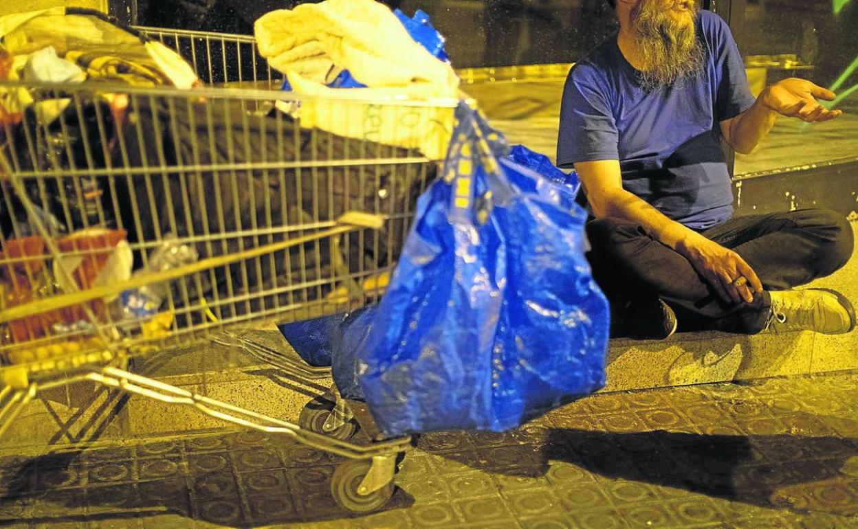 Una persona sin hogar pide en la calle. 