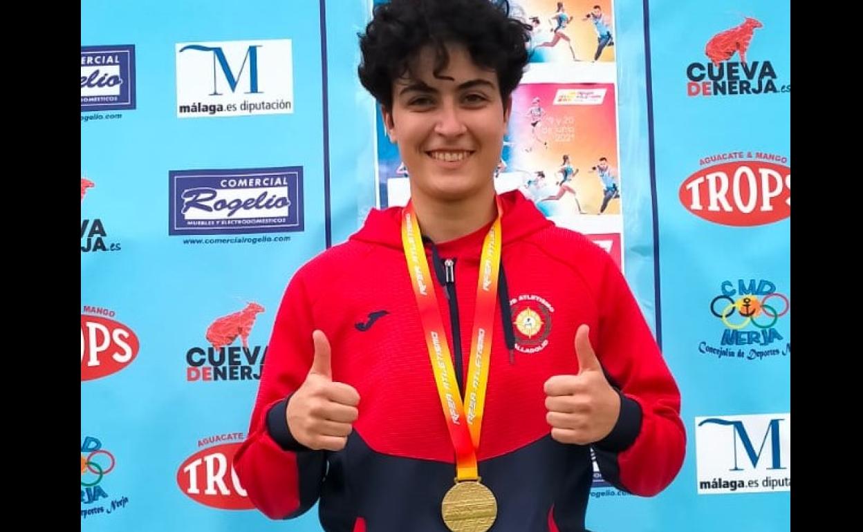 María Durán con su medalla de campeona