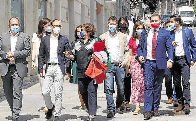 Tudanca, en el centro, rodeado de diputados socialistas en Madrid.