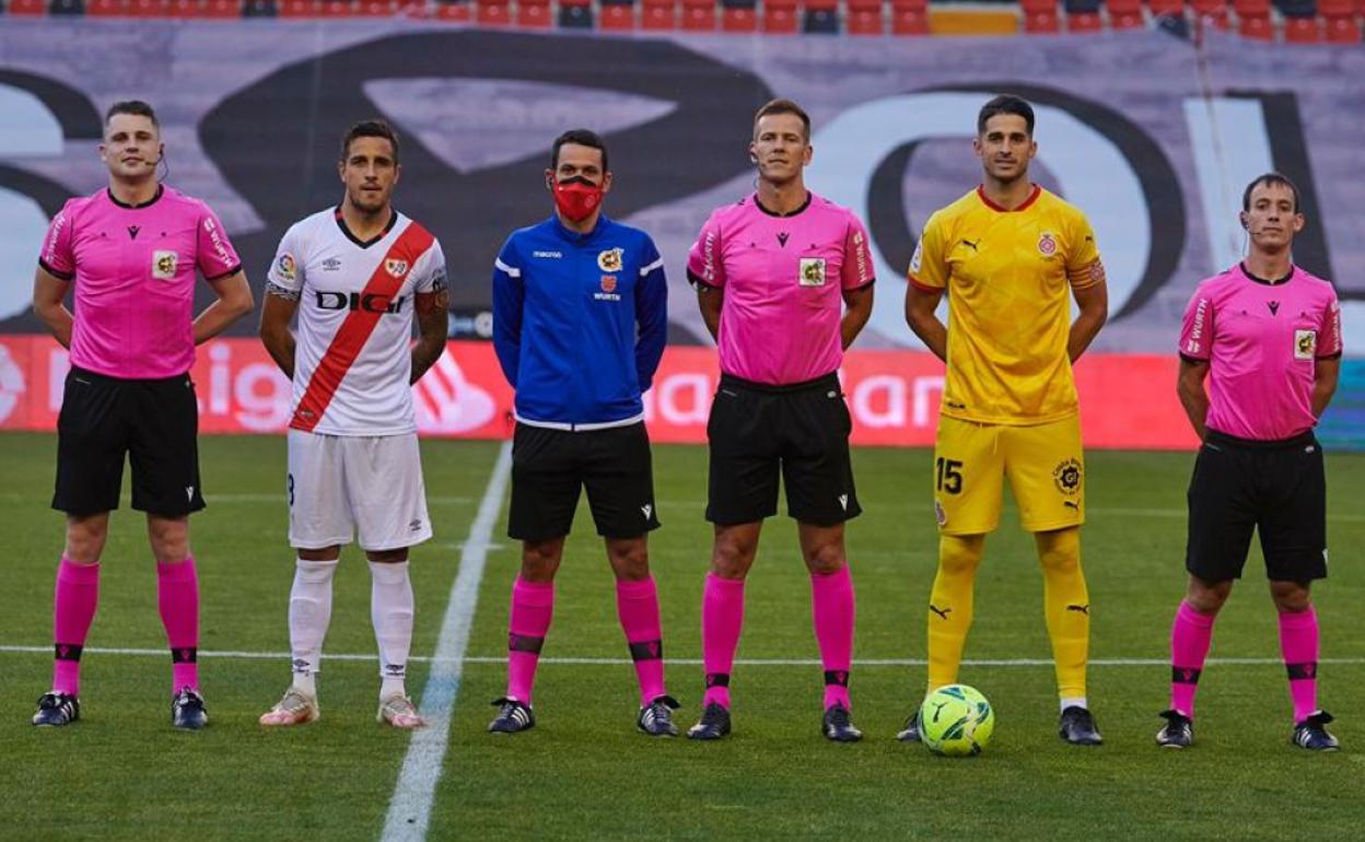 Alejandro Estévez Iglesias, primero por la izquierda en el Rayo-Girona.