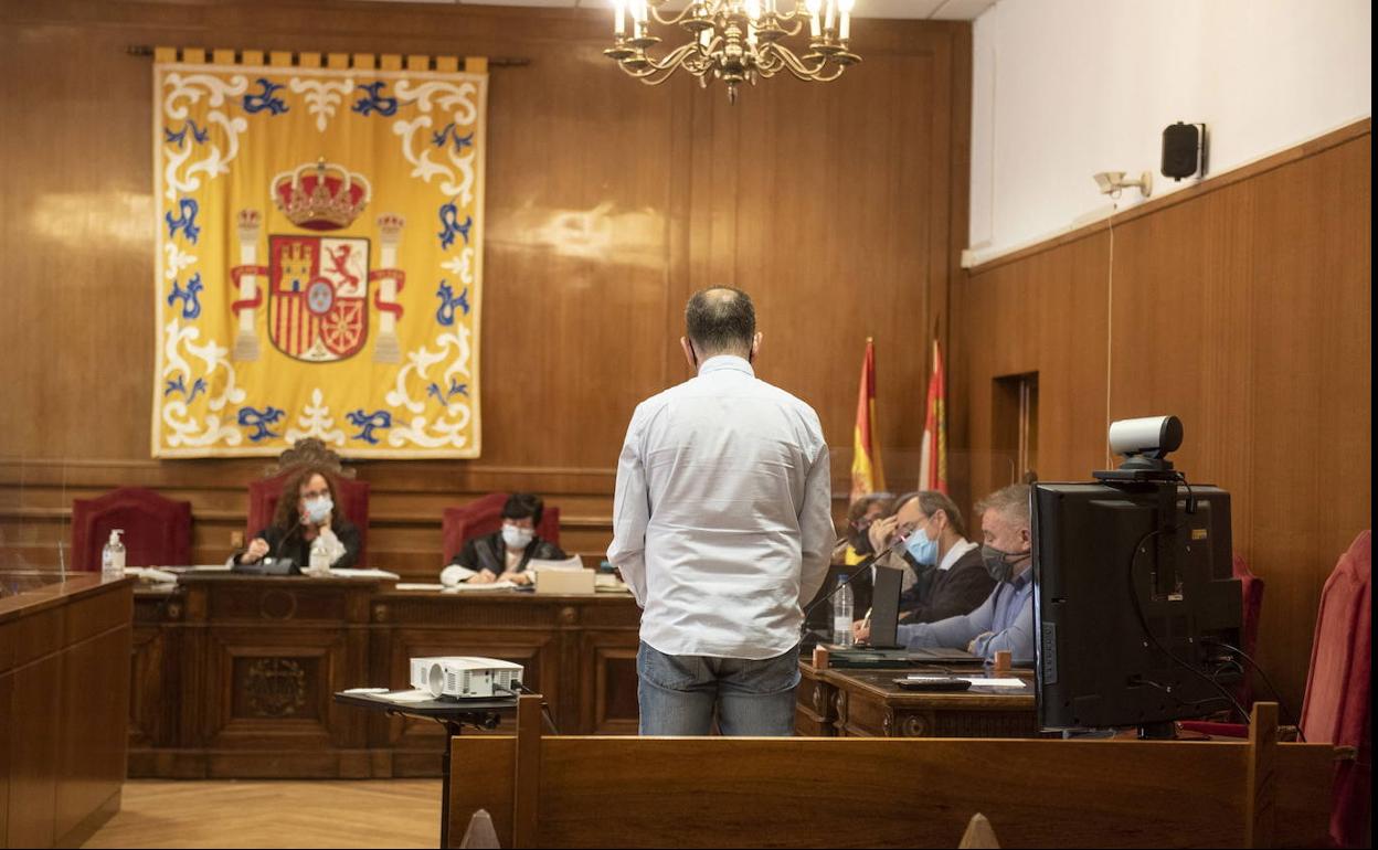 Juicio en Segovia contra un funcionario por el cobro de tasas falsas en la renovación del DNI. 