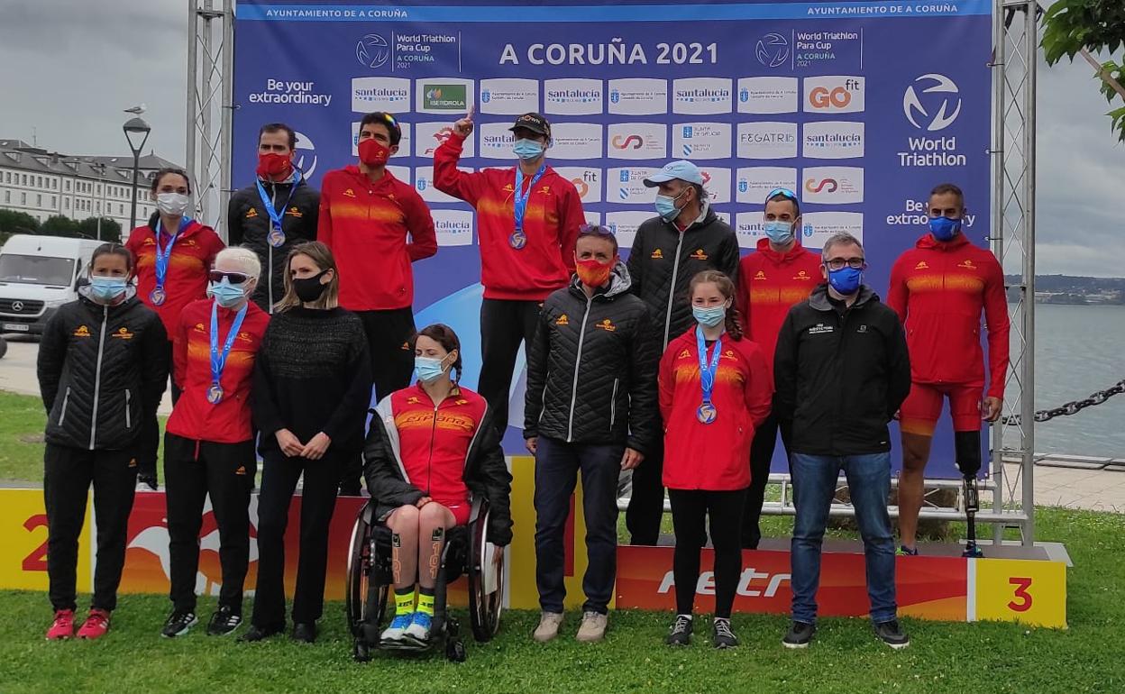 Palomero, tercero en la fila de arriba empezando por la izquierda, en el podio junto al resto de paratrilatletas medallistas. en La Coruña. 