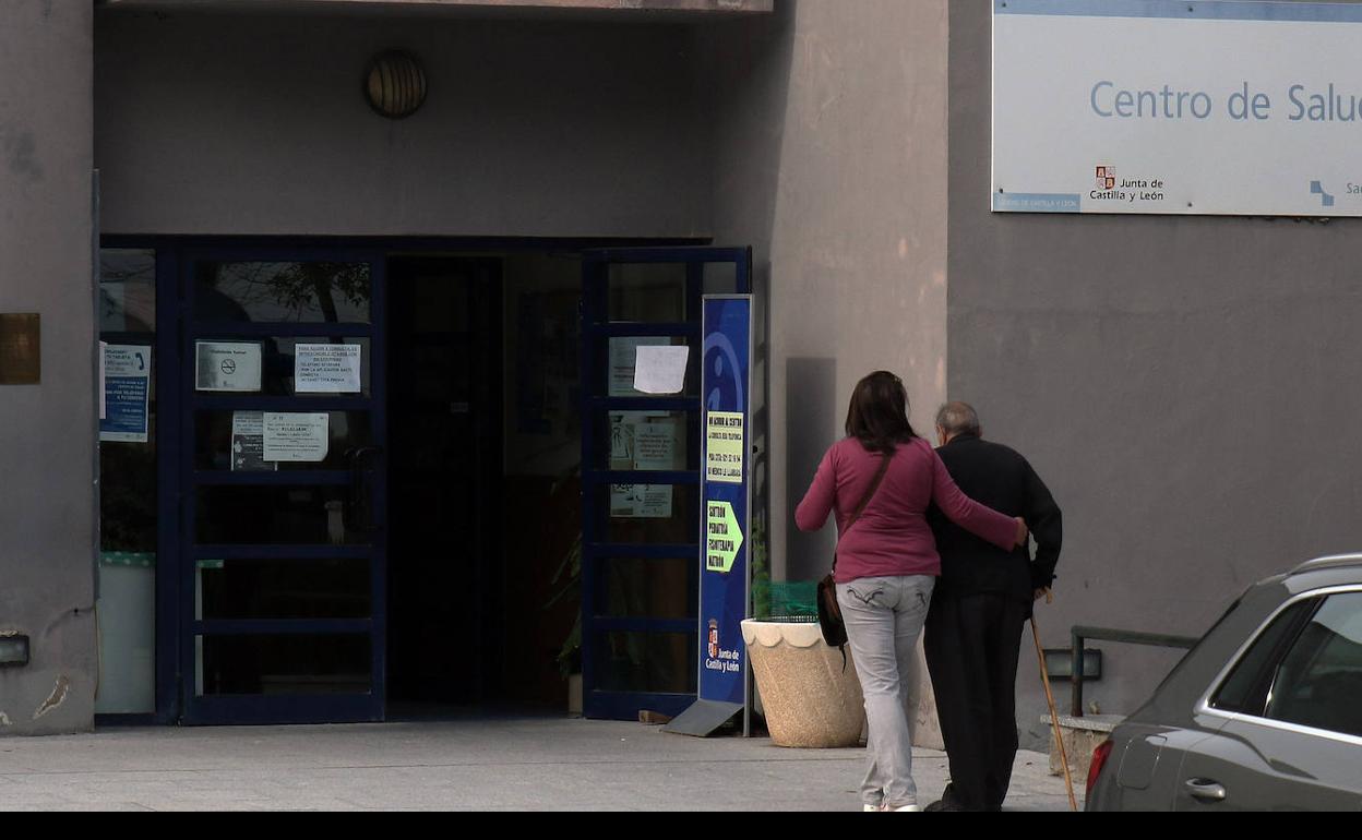 Entrada al centro de salud de Cantalejo durante la pandemia del coronavirus. 