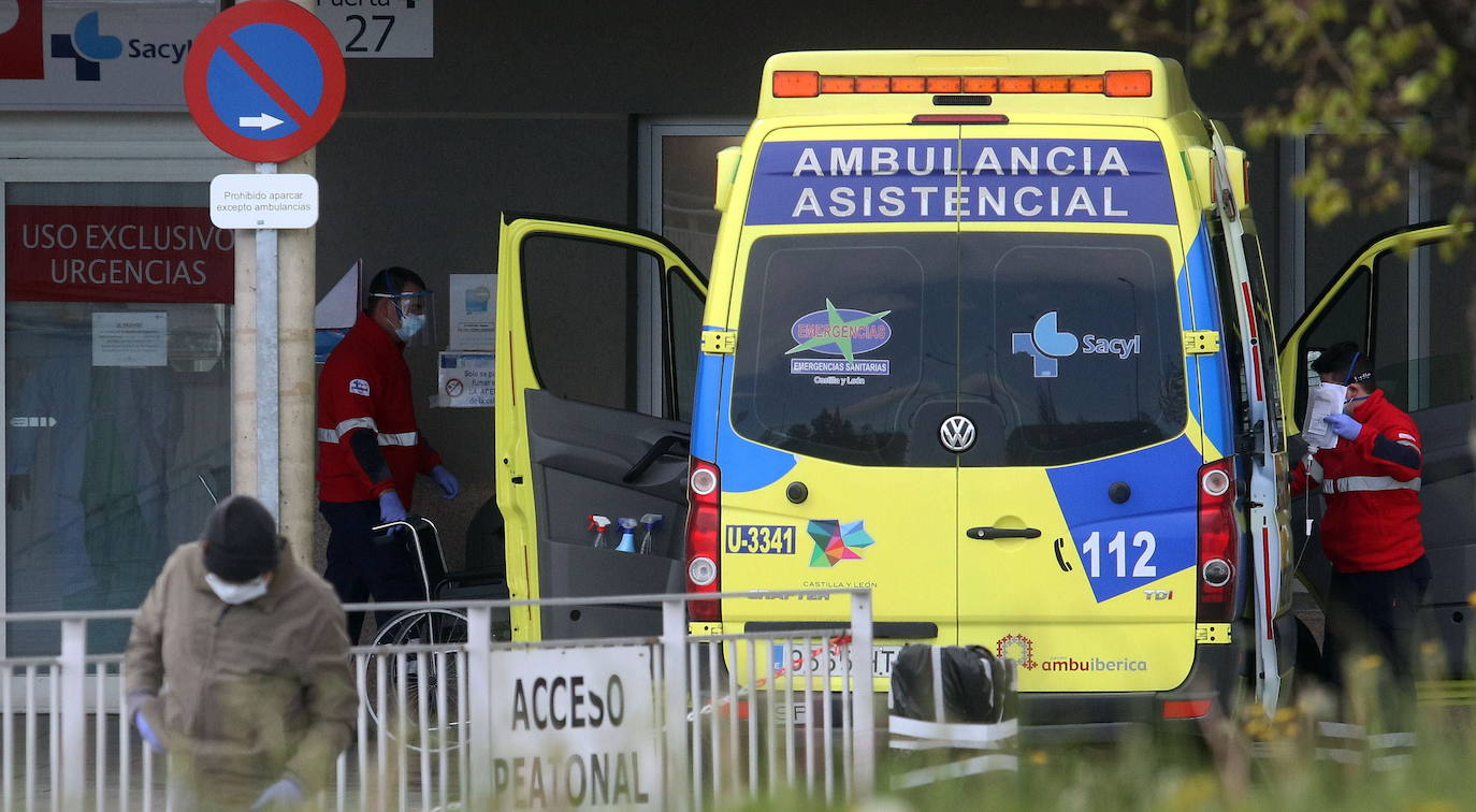 Una ambulancia llega con un paciente a la entrada de Urgencias en el complejo asistencial de Segovia. 