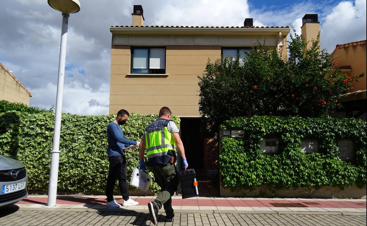 La Policía Científica inspecciona la vivienda de la calle Montreal la tarde de los hechos. 