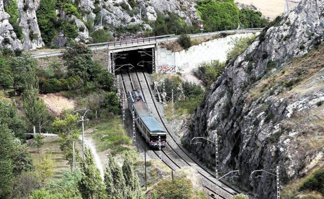 Un ferrocarril atraviesa el desfiladero de Pancorbo, uno de los enclaves por los que discurrirá el AVE entre Burgos y Vitoria.