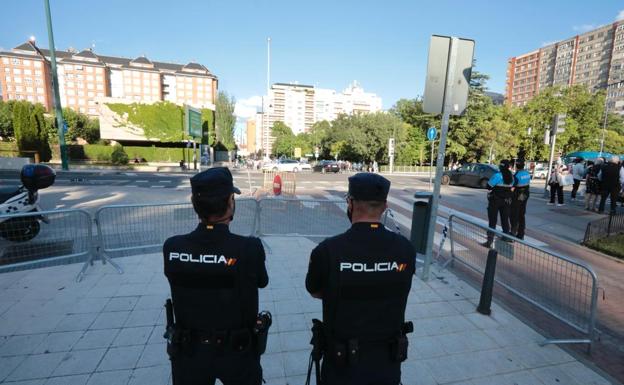 La Policía Nacional y la Municipal vigilan los accesos a las Moreras. 