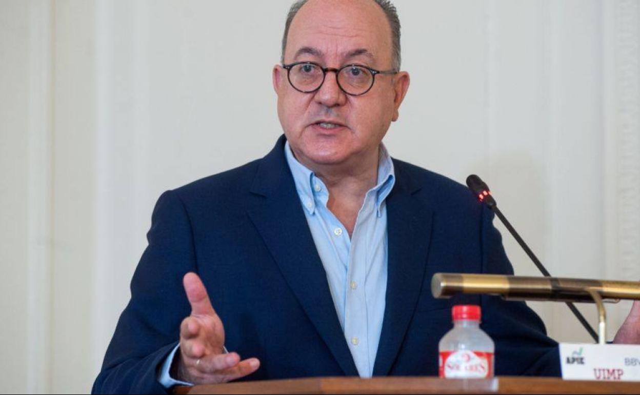 El presidente de la AEB, José María Roldán, durante los cursos de la APIE en Santander. 