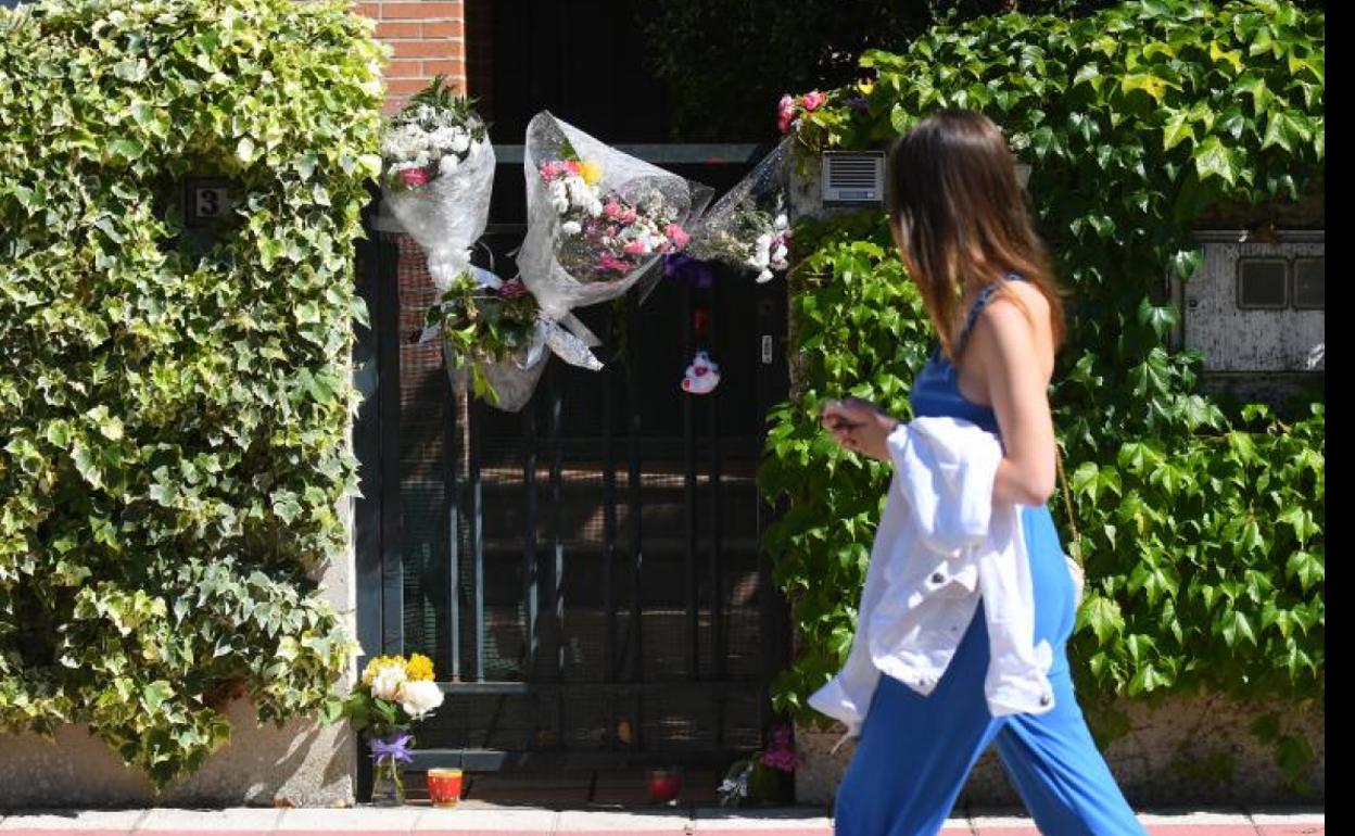 Flores depositadas en la puerta de la vivienda de la calle Montreal.