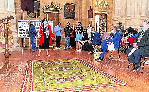 La profesora Cristina Quijada explica el trabajo de restauración que se ha llevado a cabo sobre la alfombra, ayer en la Catedral.