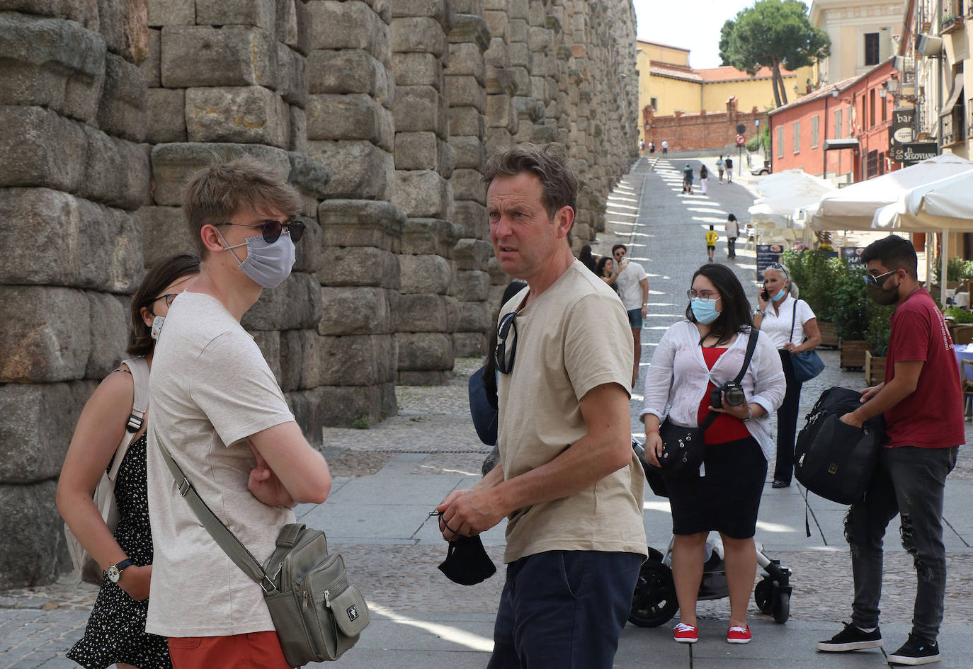 Primer día sin el uso de la mascarilla en exteriores por las calles de Segovia 