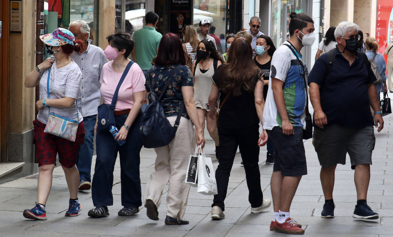 Primer día sin el uso de la mascarilla en exteriores por las calles de Segovia 