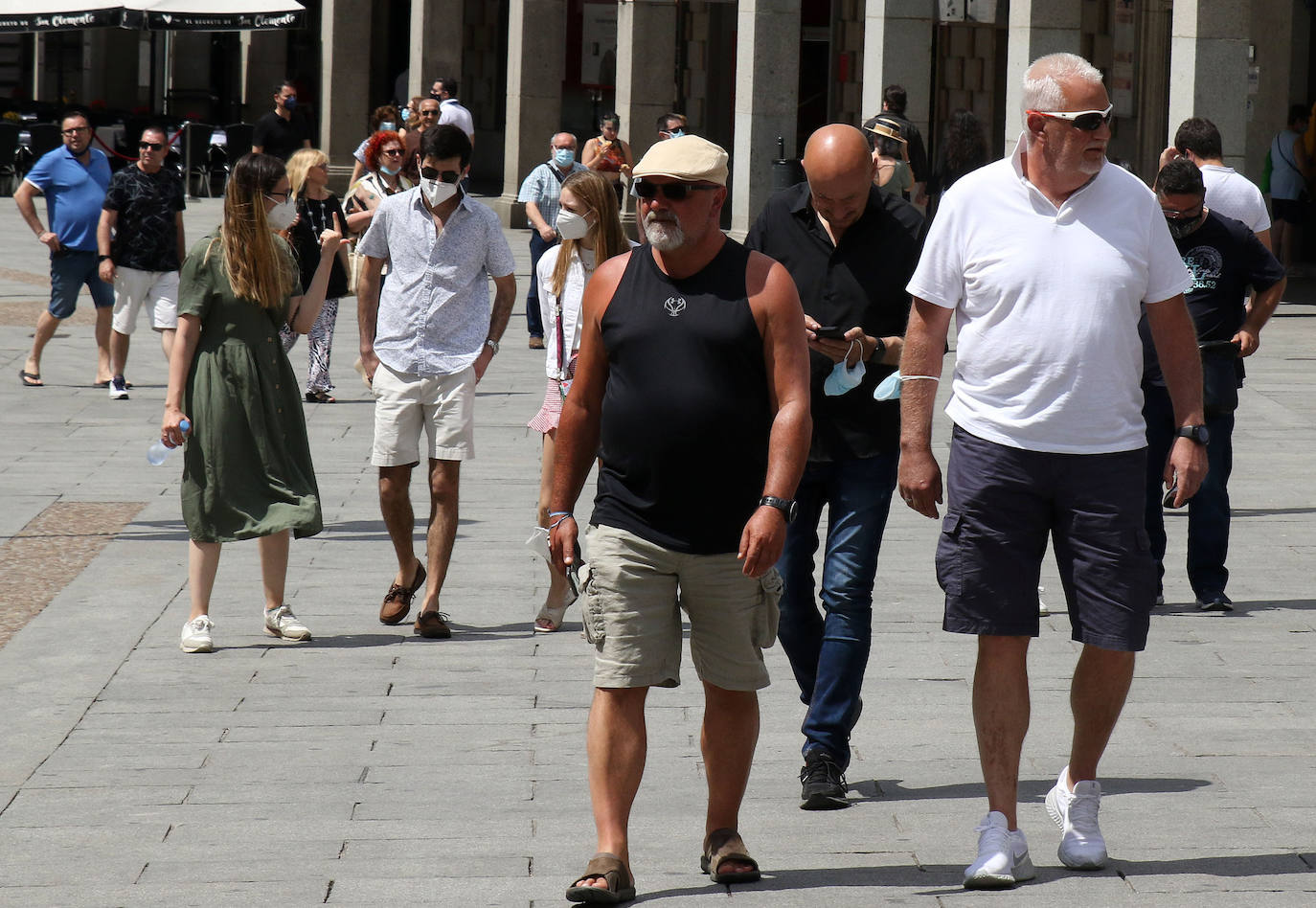 Primer día sin el uso de la mascarilla en exteriores por las calles de Segovia 