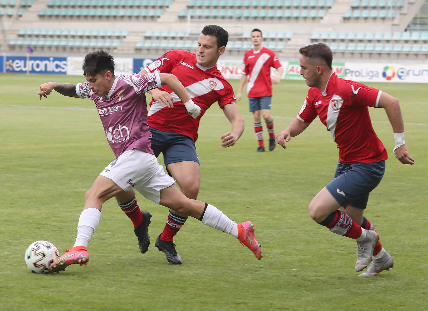 Los jugadores de Pechu doblegan a su rival y son nuevo equipo de Tercera RFEF.