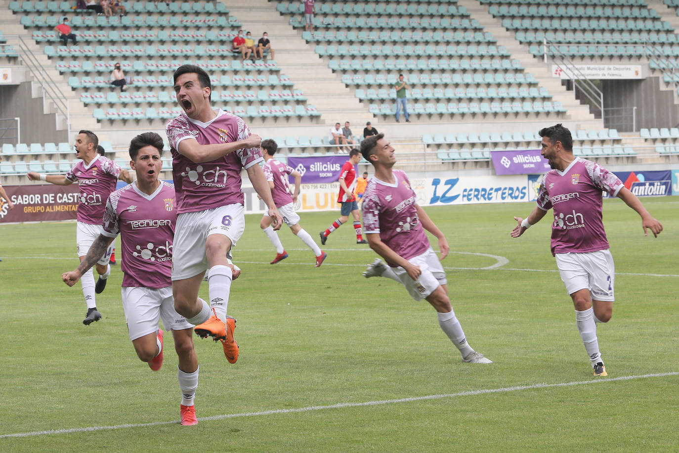 Los jugadores de Pechu doblegan a su rival y son nuevo equipo de Tercera RFEF.