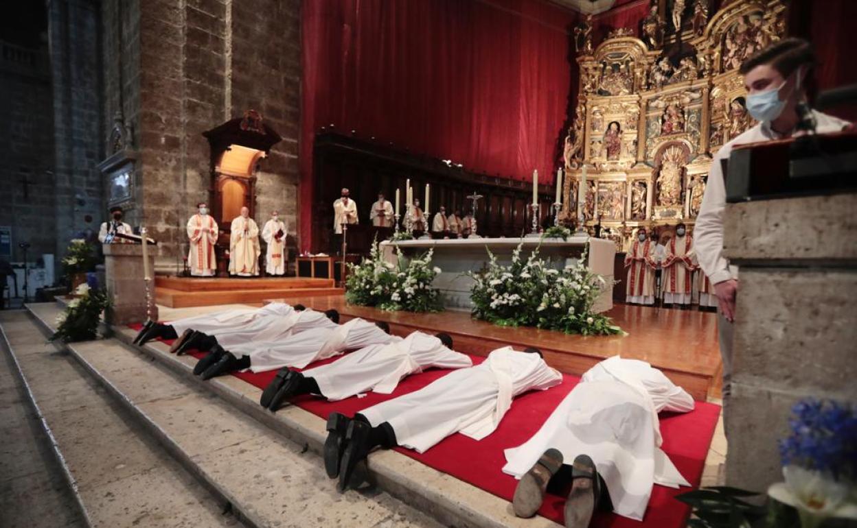 Los seis jesuitas ordenados sacerdotes en la catedral de Valladolid. 