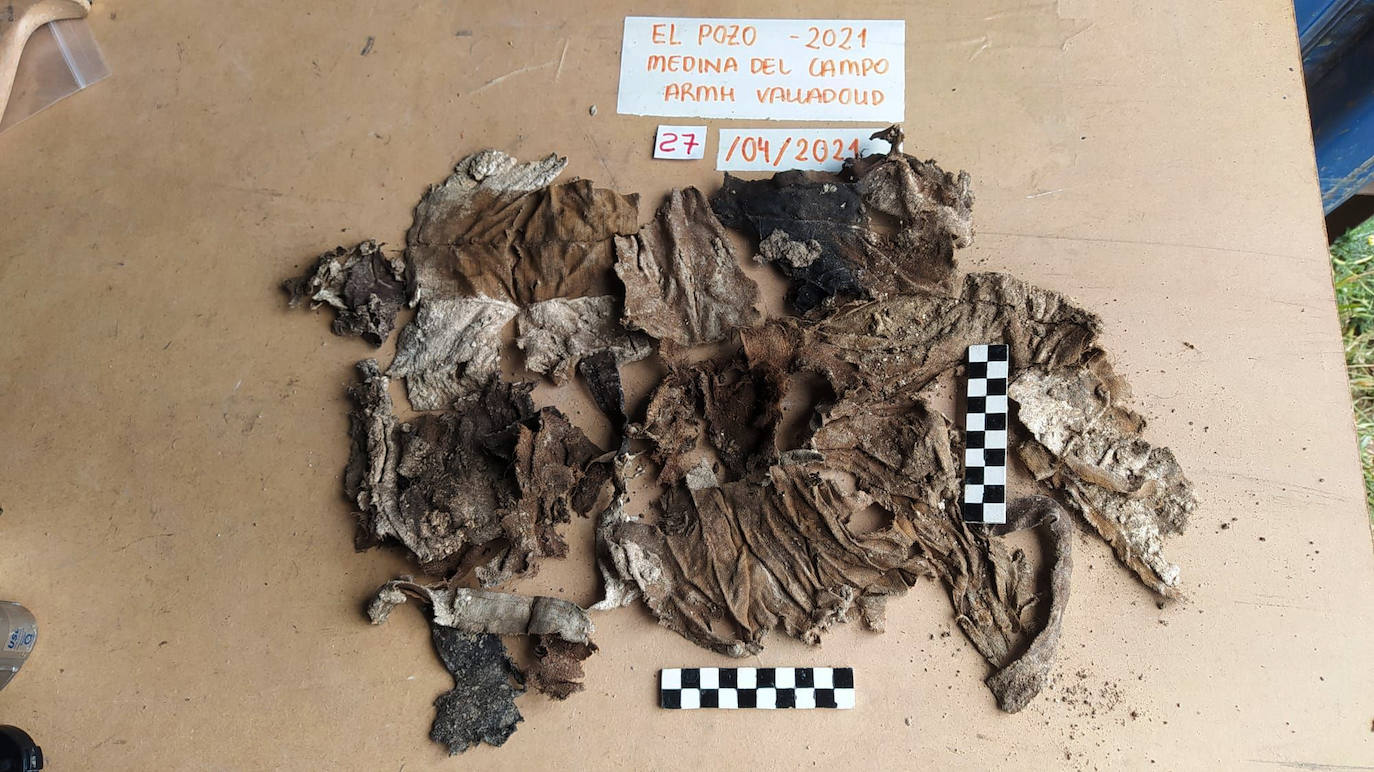 Fotos: Objetos hallados en el pozo de Medina del Campo del que se han rescatado treinta cuerpos de personas ejecutadas en la Guerra Civil