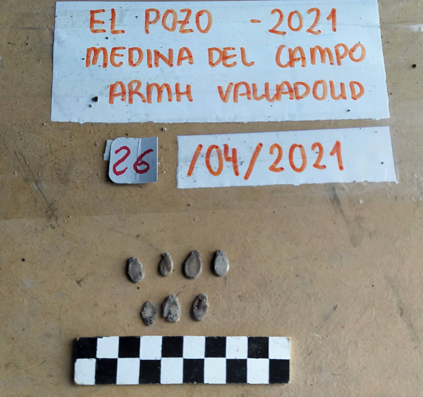 Fotos: Objetos hallados en el pozo de Medina del Campo del que se han rescatado treinta cuerpos de personas ejecutadas en la Guerra Civil