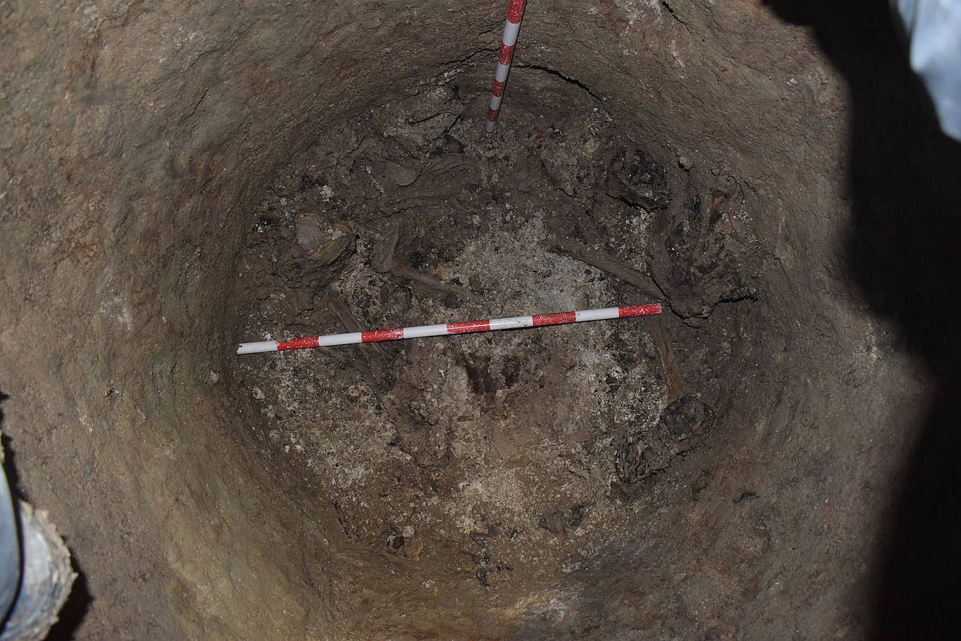 Fotos: Objetos hallados en el pozo de Medina del Campo del que se han rescatado treinta cuerpos de personas ejecutadas en la Guerra Civil