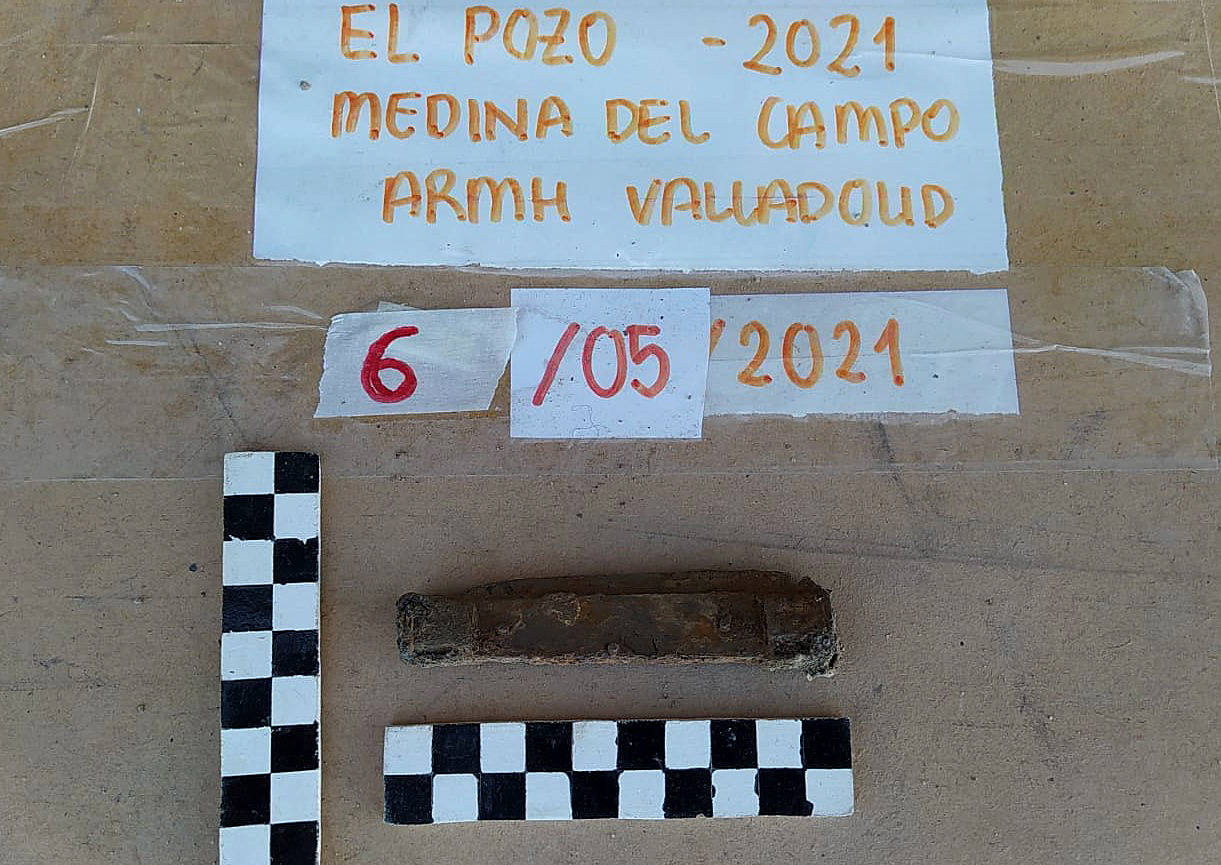 Fotos: Objetos hallados en el pozo de Medina del Campo del que se han rescatado treinta cuerpos de personas ejecutadas en la Guerra Civil