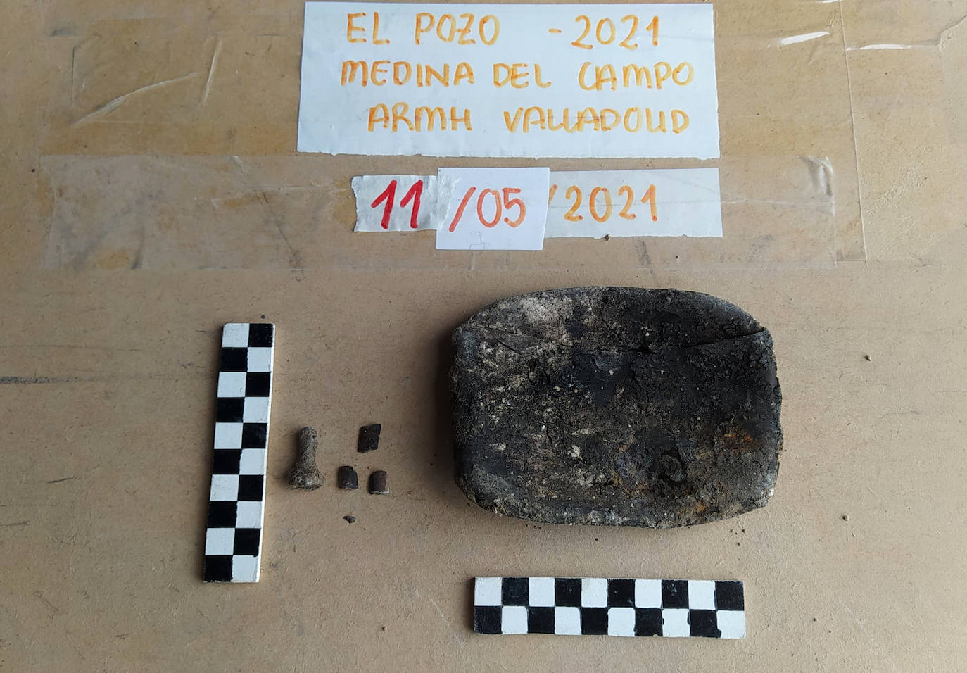 Fotos: Objetos hallados en el pozo de Medina del Campo del que se han rescatado treinta cuerpos de personas ejecutadas en la Guerra Civil