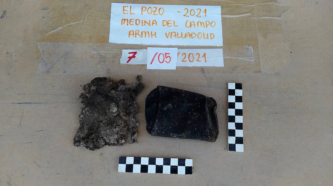 Fotos: Objetos hallados en el pozo de Medina del Campo del que se han rescatado treinta cuerpos de personas ejecutadas en la Guerra Civil